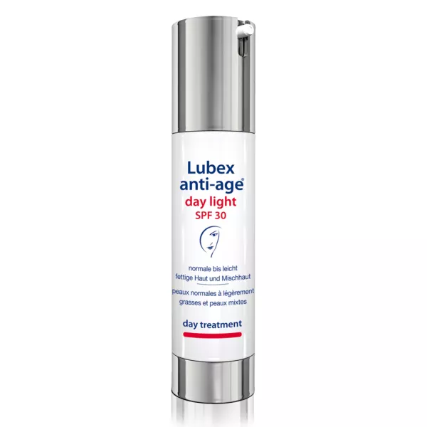 Flacon de crème Lubex Anti-Age Day Light UV30, 50ml pour peaux normales à grasses. Crème de jour anti-âge avec protection SPF 30. Disponible chez vitamister en Suisse.